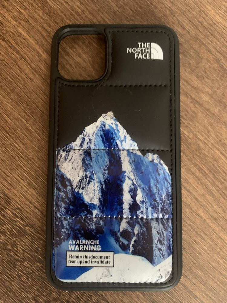 Etui iPhone 12 czarne z obrazkiem gór