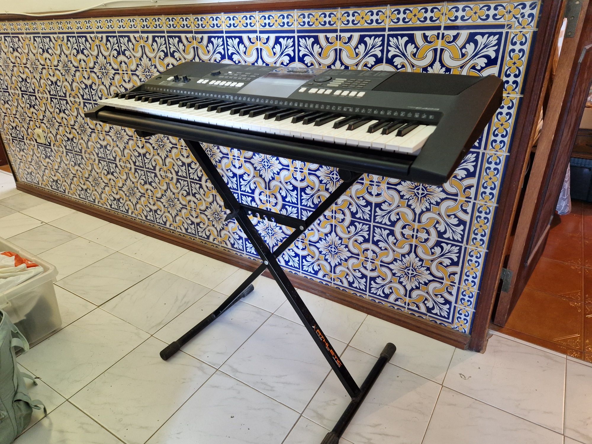 Teclado Eletrónico Yamaha PSR E423 + Suporte