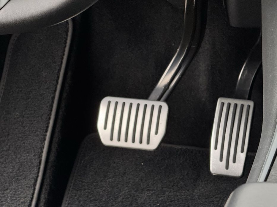 Tesla y, в гарному стані