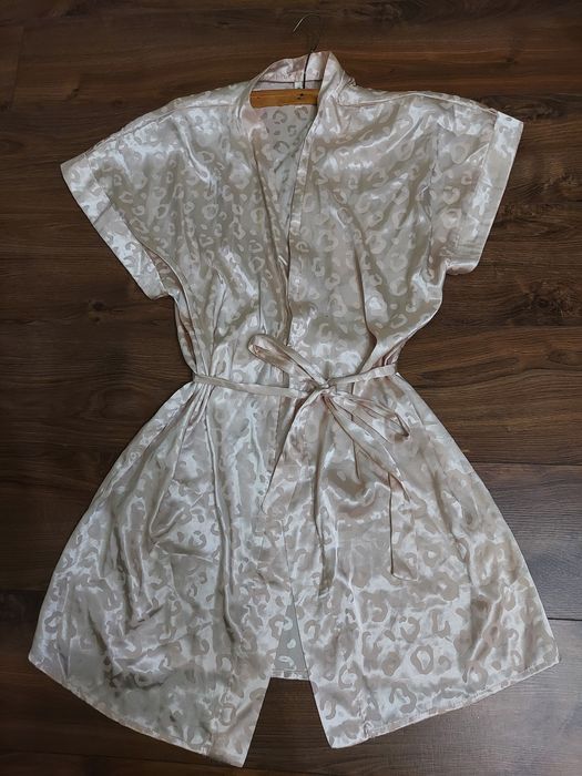 Сексуальна нижня білизна - комплекти, бюстгальтери, топи, пенюари