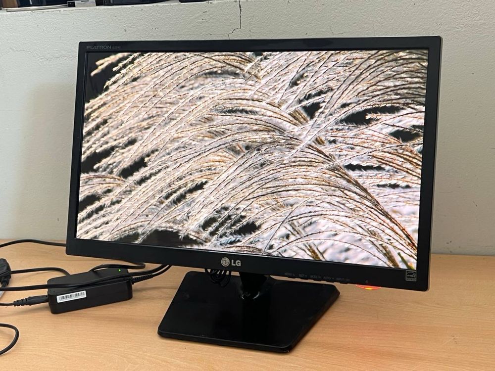 Монітор LG 22” TN / Full HD / DVI + VGA