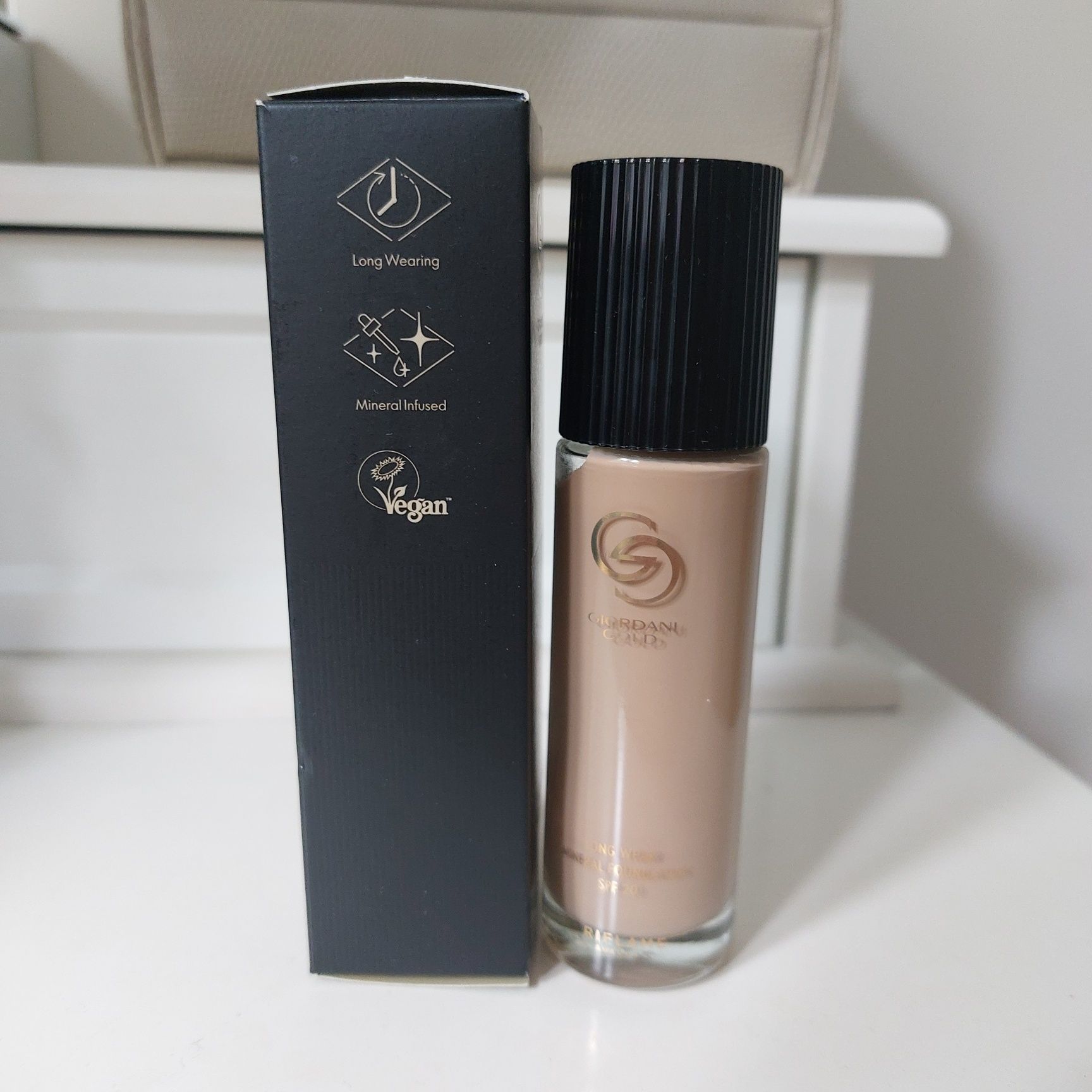 Podkład mineralny pod makijaż trwały Giordani Gold Oriflame
