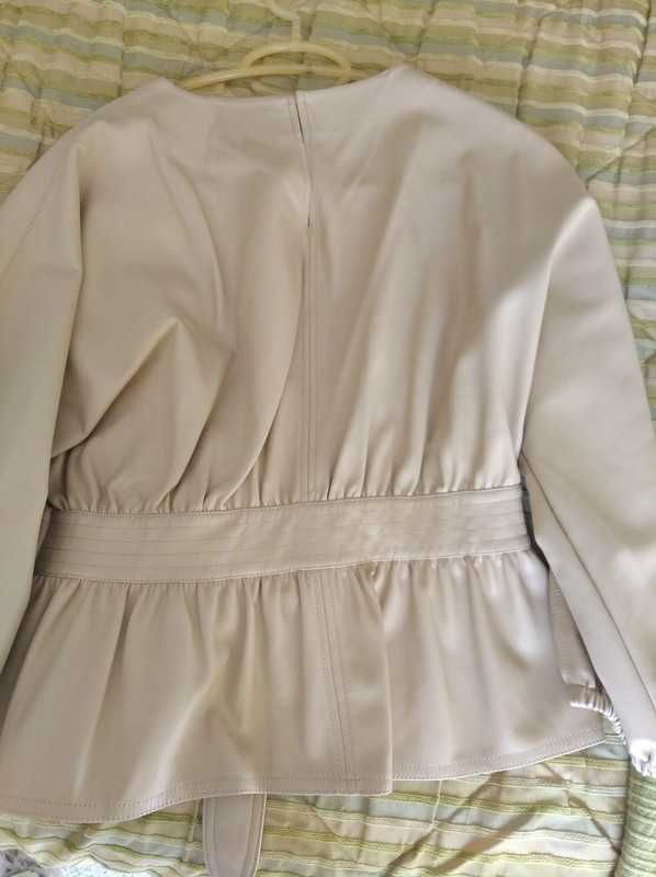 Blusa com efeito de pele com cinto da Mango