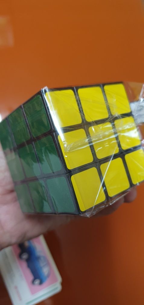 Cubo Mágico novo ainda com plástico