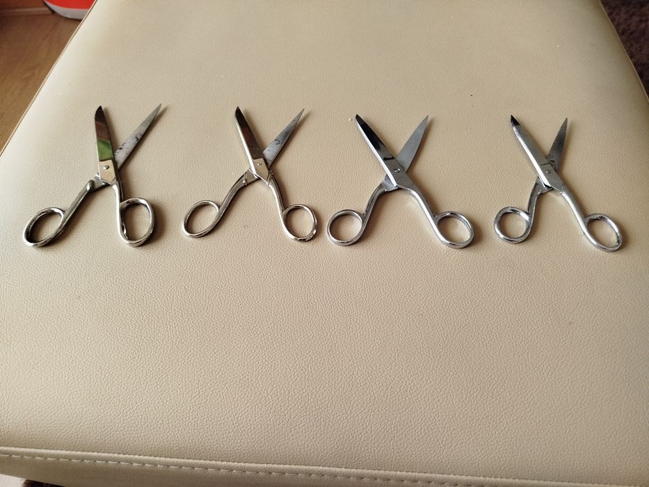 4 Pares de tesouras em bom estado