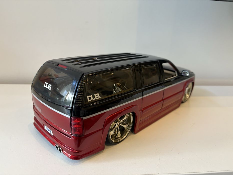 Model Chevrolet Suburban 1:18 Jada Toys (maisto welly bburago)