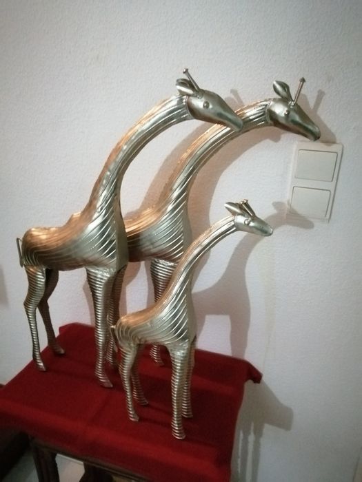 3 girafas de metal prateado
