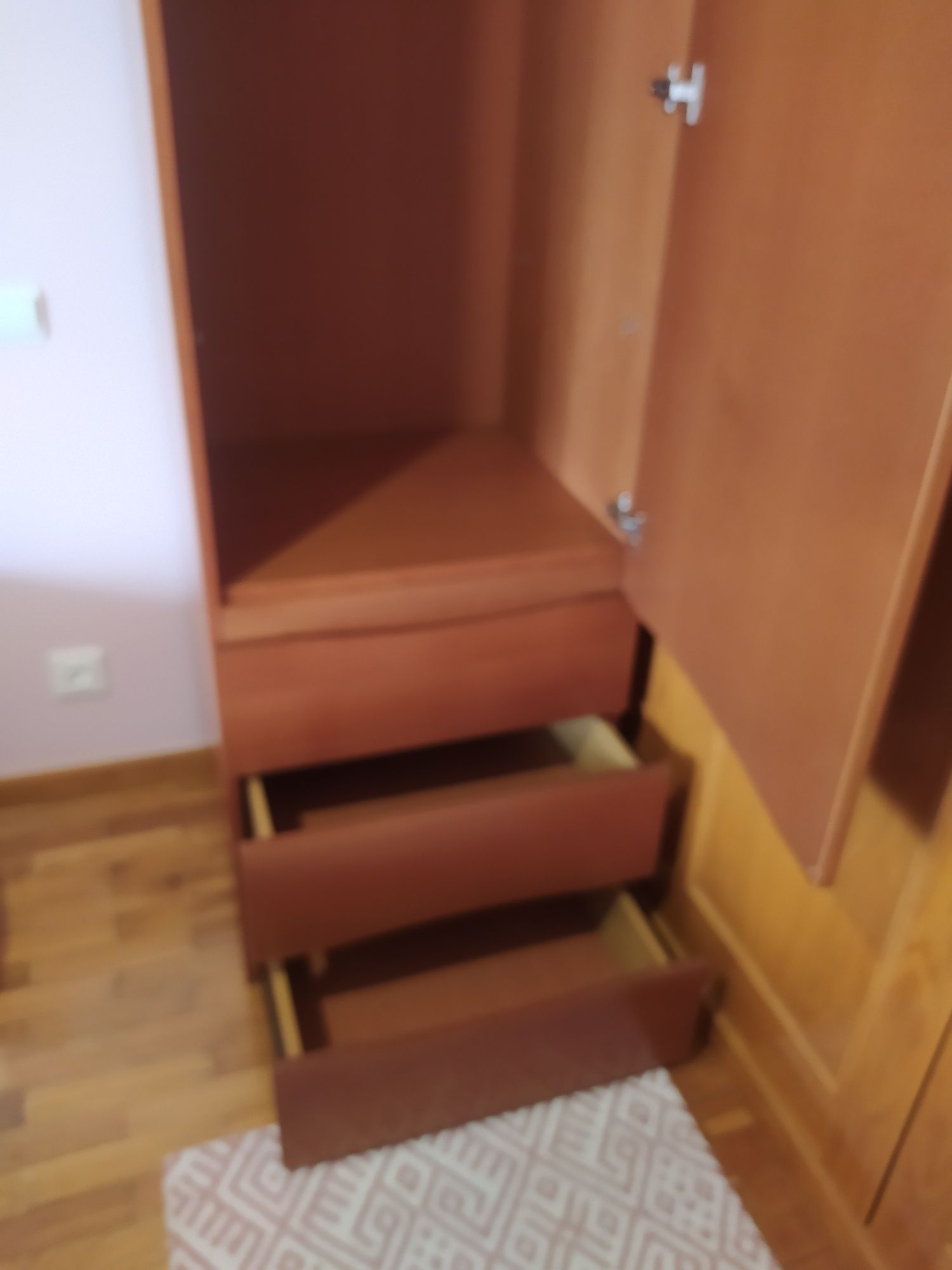 Roupeiro de uma porta com 3 gavetas