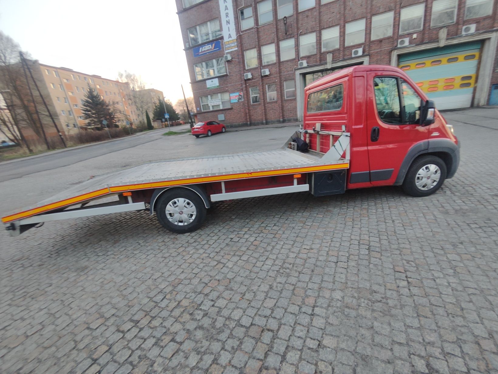 Pomoc drogowa 24/7 laweta transport holowanie wynajm przyczepa auto os