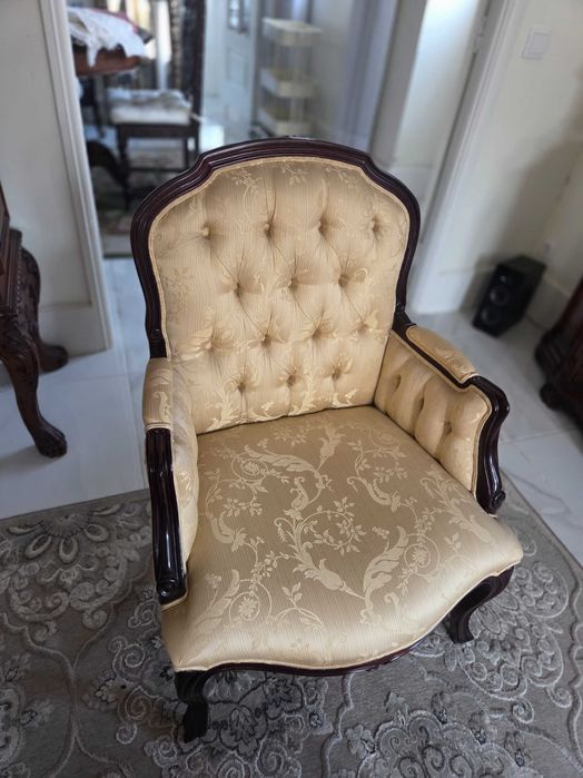 Poltrona Louis XV C/ Encosto Abotoado - Madeira Escura e Estofo Claro