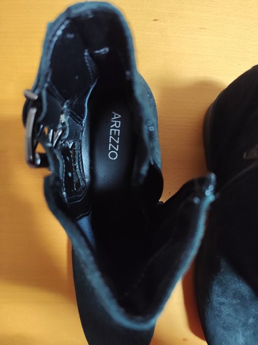 Par de botas de camurça pretas Arezzo