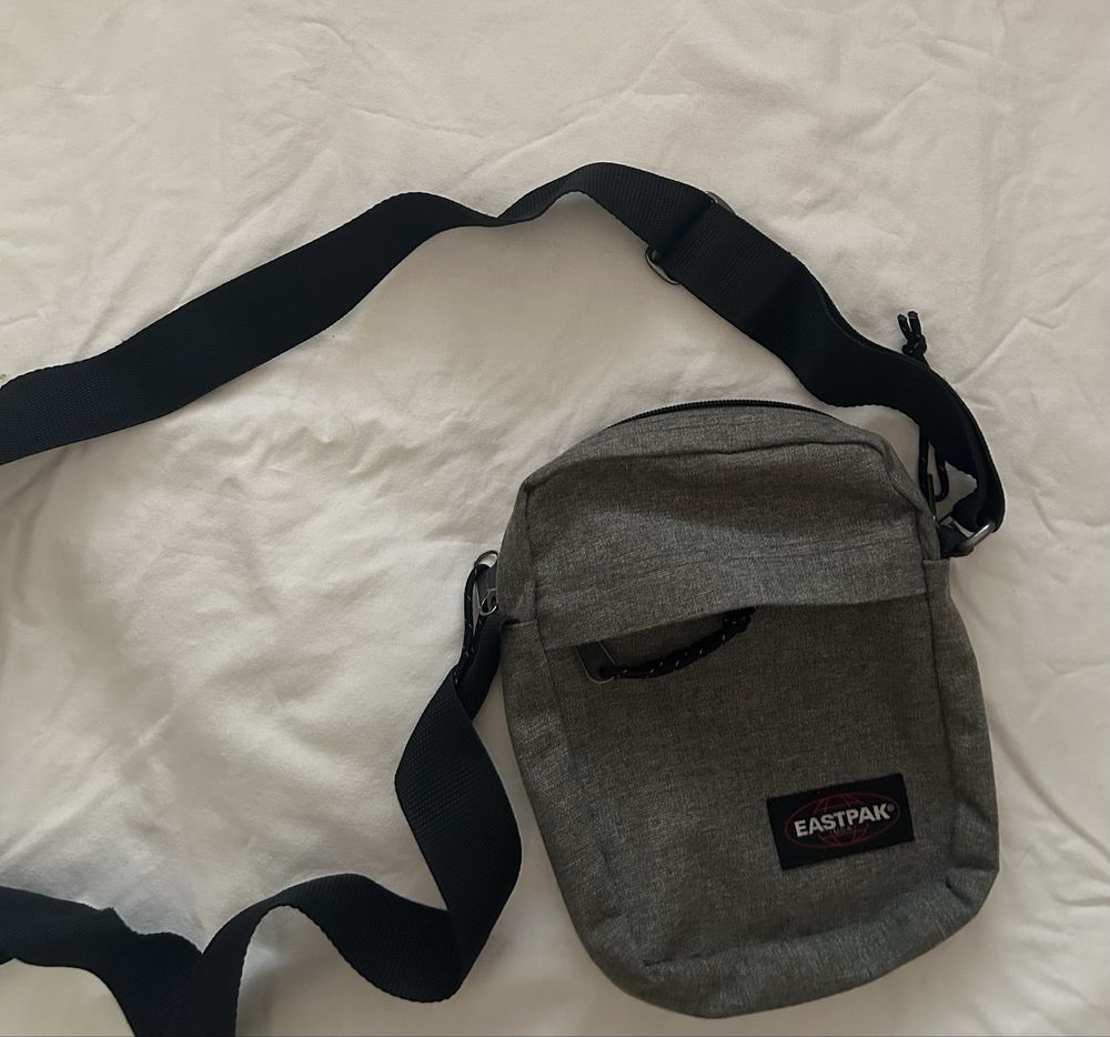 Bolsa EASTPAK cinzenta