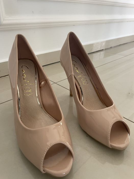 Beżowe cieliste lakierowane czółrnka szpilki open toe Casu rozmiar 39