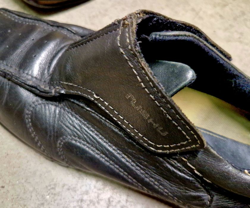 Sapatos tênis sandálias de homem com uso raramente
N 45 pele natural
C