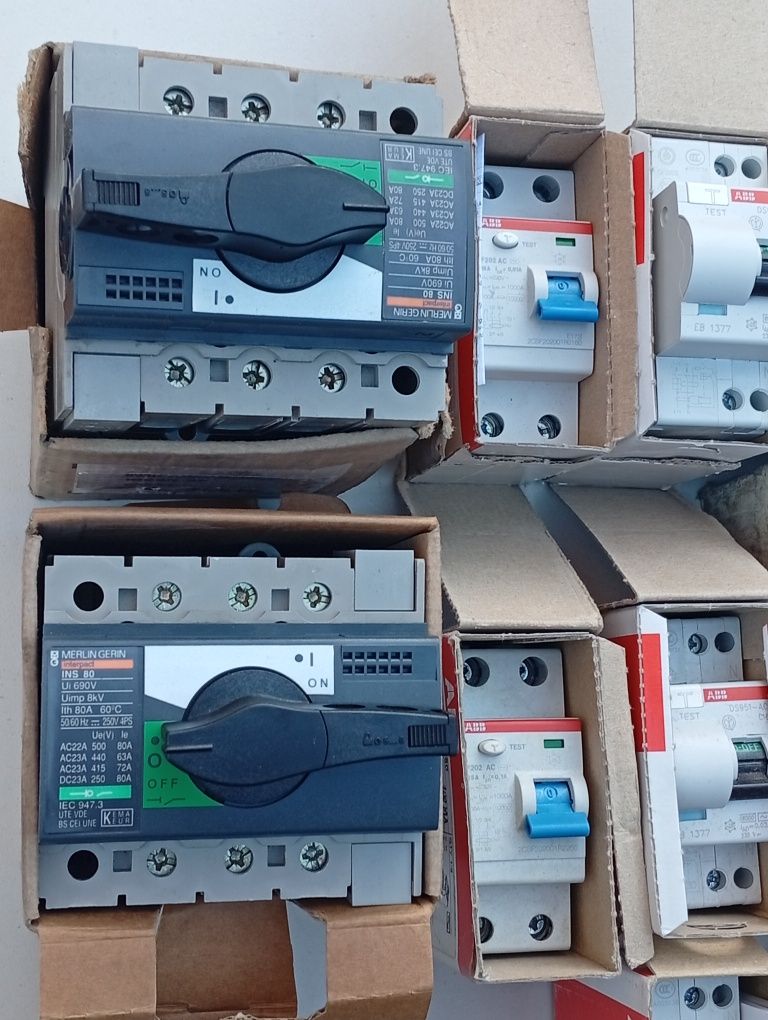 Lote de material elétrico