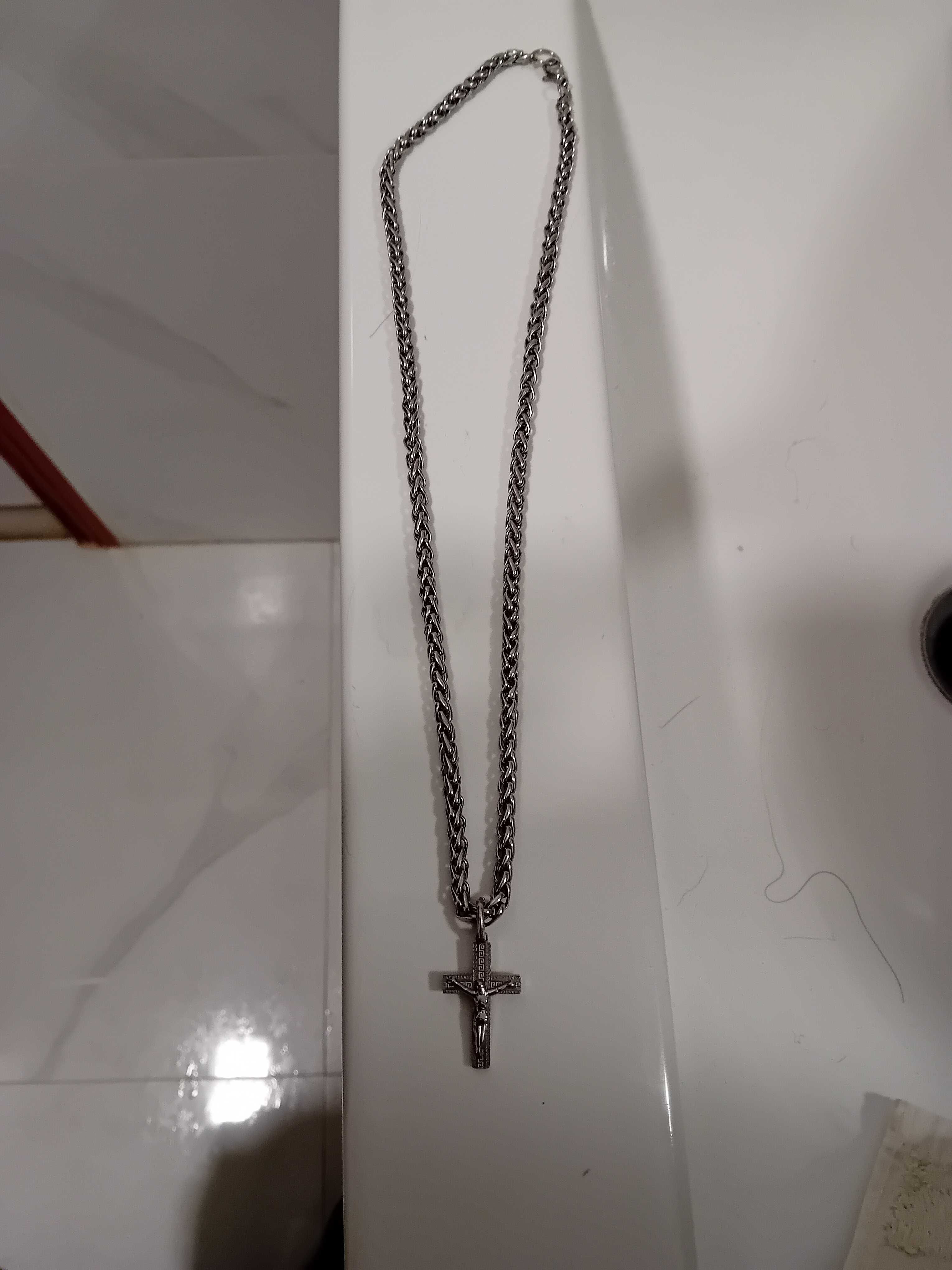Colar com cruz em aço