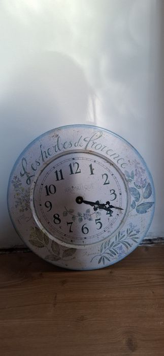 Zegar metalowy ścienny.