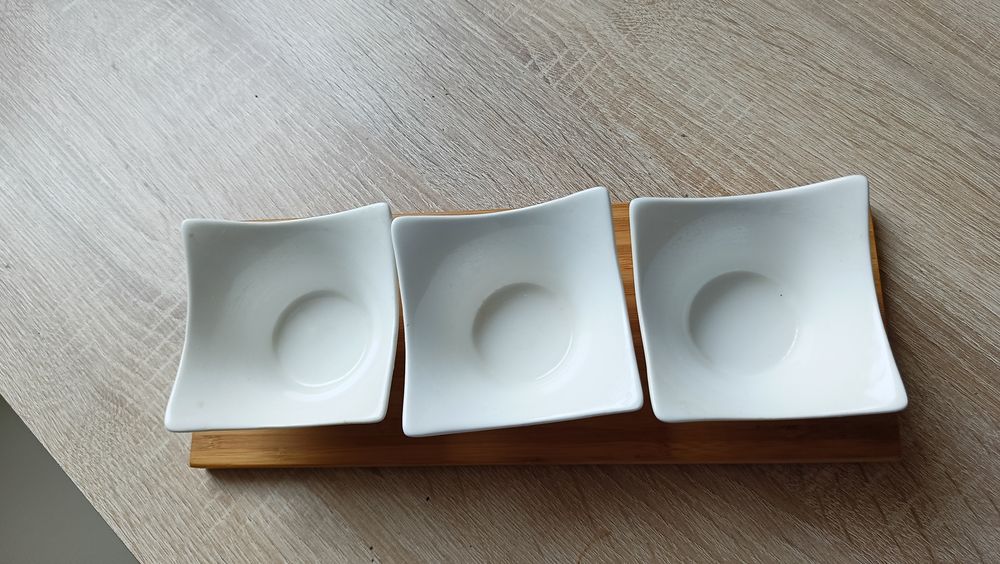 Deska z pojemnikami na przystawki