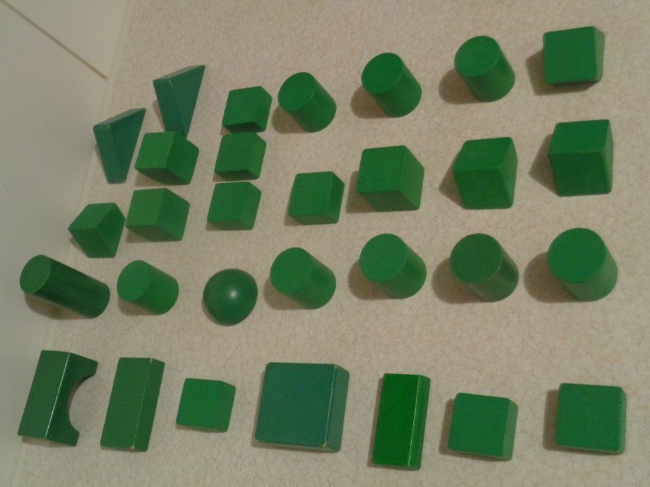 Klocki drewniane ułożone według kolorów zestaw zielony urodziny