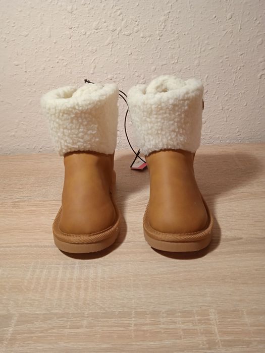 Угі для дівчинки.