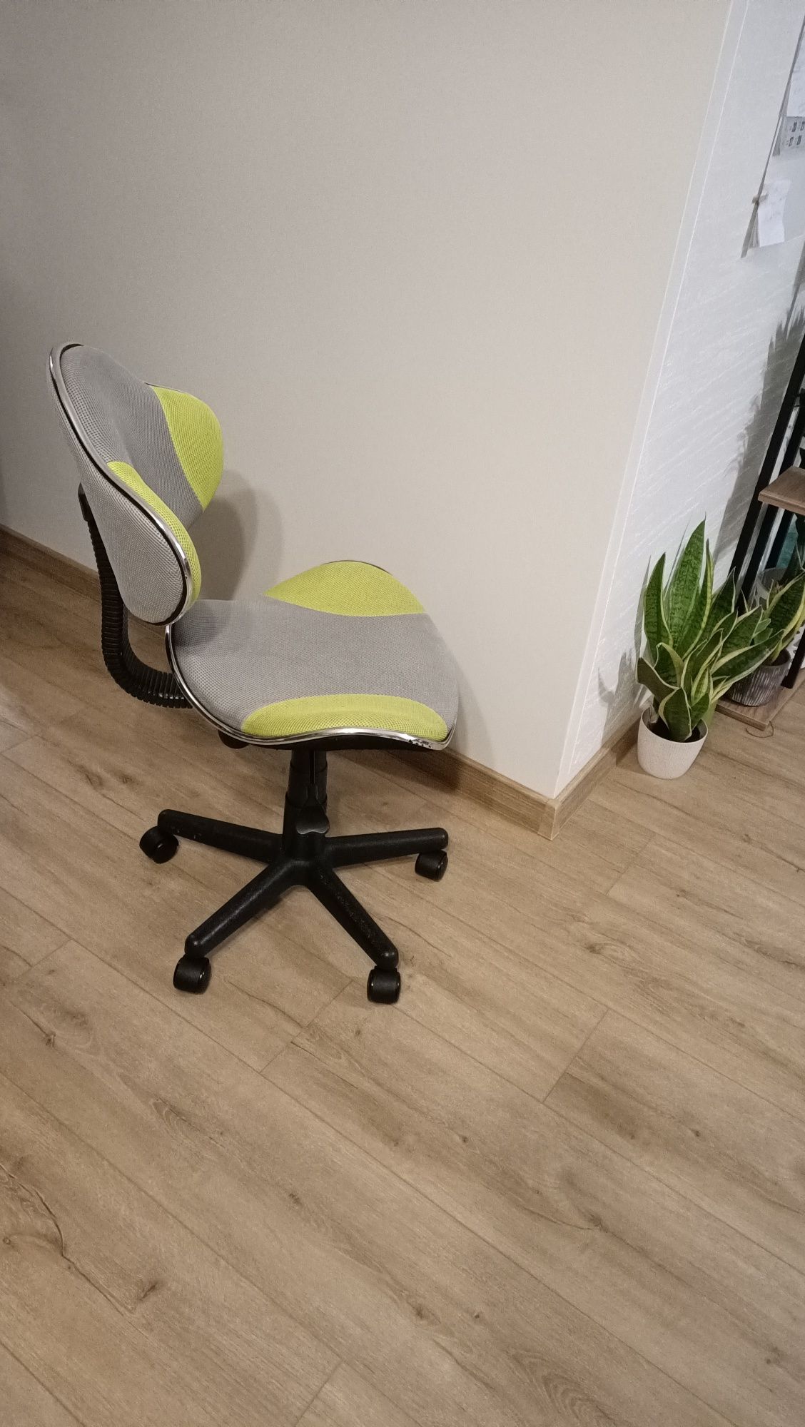 Krzesło stołek na kółkach komputerowy
