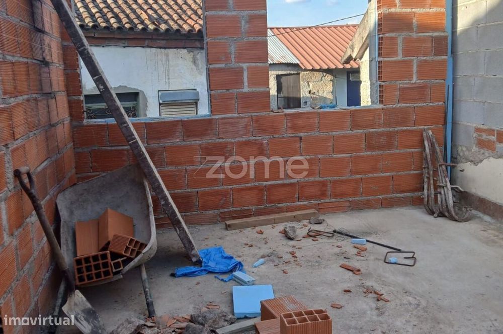 Moradia T3 em pedra para venda reconstruída