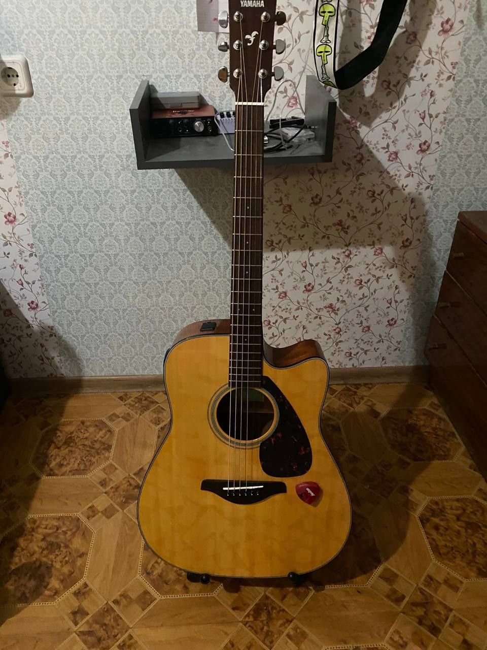Продам электроакустическую Yamaha FGX800C