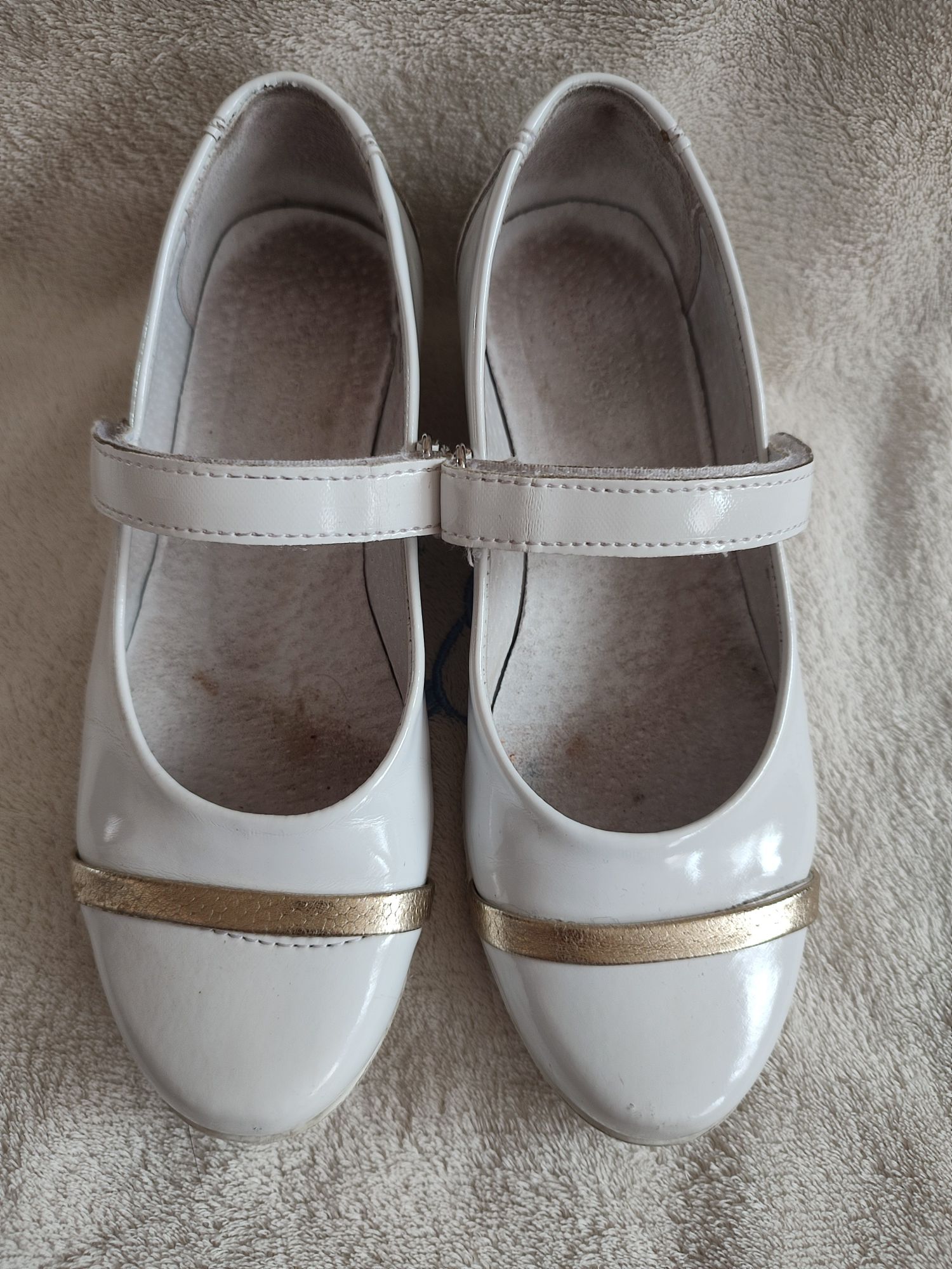 Białe eleganckie lakierowane buty do komunii świętej 32