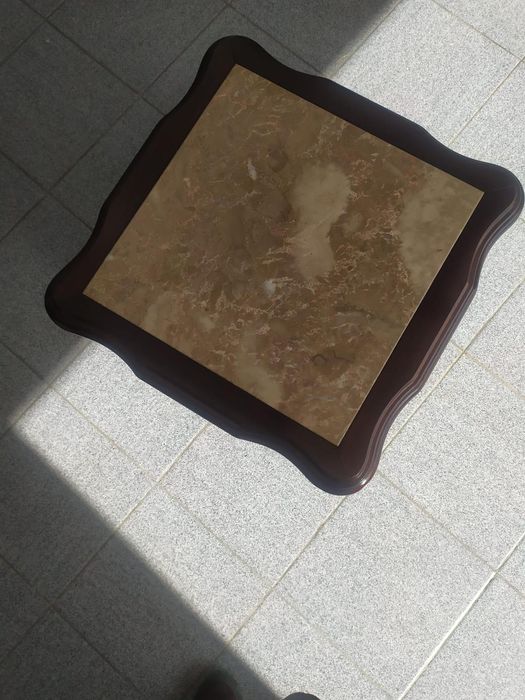 Pequena mesa de apoio aos sofás