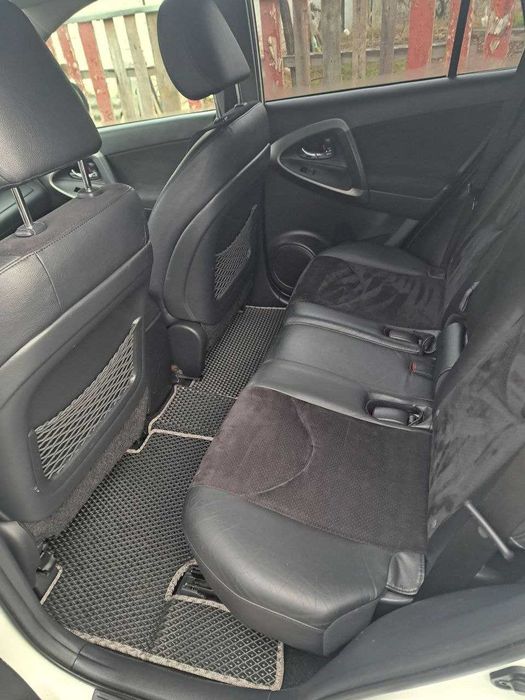 Toyota RAV4 біла