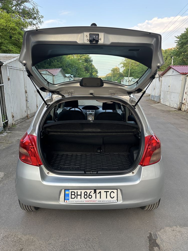 Продам свой автомобиль Toyota Yaris 2006. Безключевой, на кнопке.