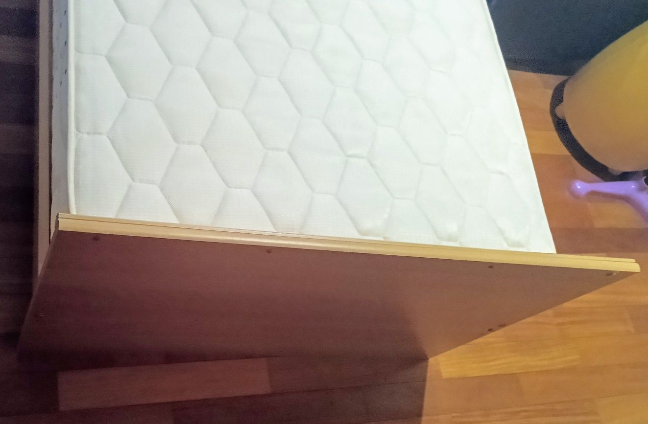 Cama solteiro com estrado, gavetas e colchão.