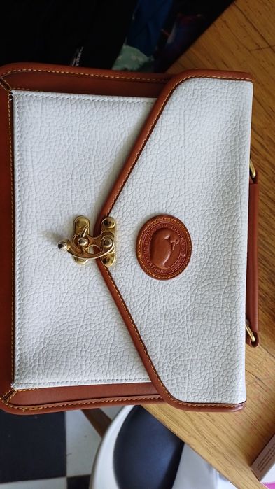 Torebka skórzana Dooney Bourke listonoszka kopertówka biała brązowa