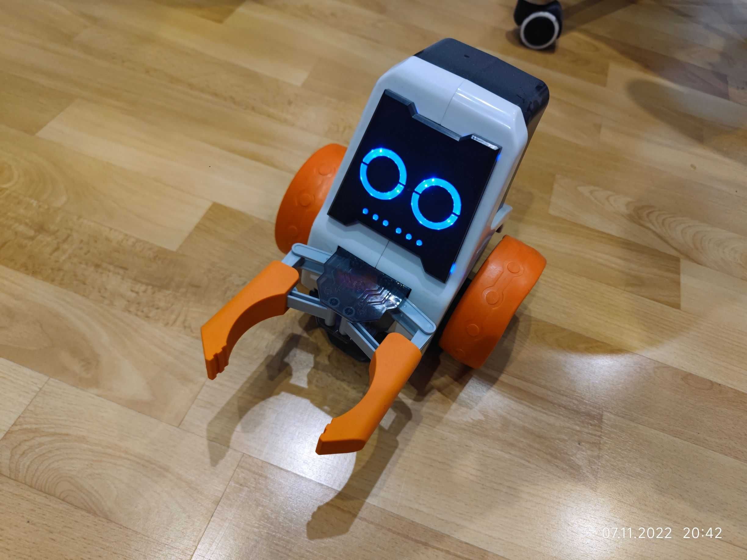 Robonex, Innobot zdalnie sterowany robot smartfon programowany