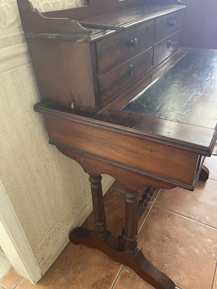Secretária antiga