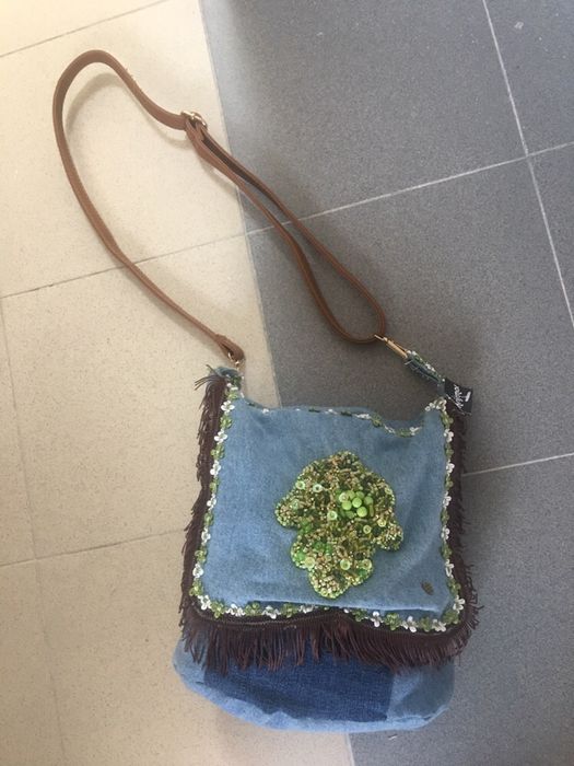 Mala exclusiva bordada a missangas artesanal