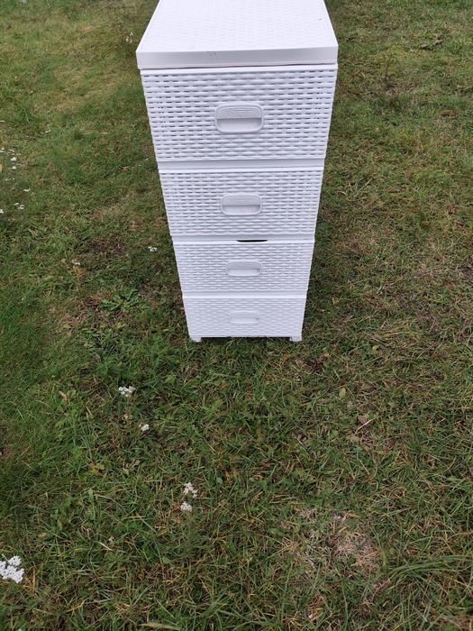 Biała plastikowa komoda do łazienki na drobiazgi