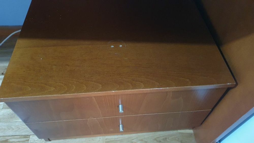 Secretária grande com móveis de apoio e prateleiras