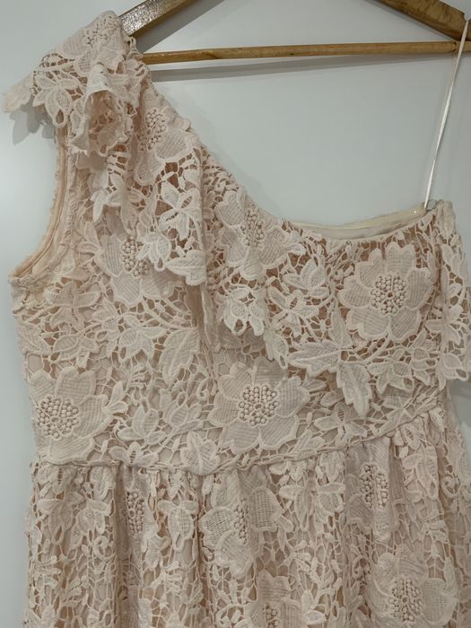 Koronkowa sukienka na jedno ramię