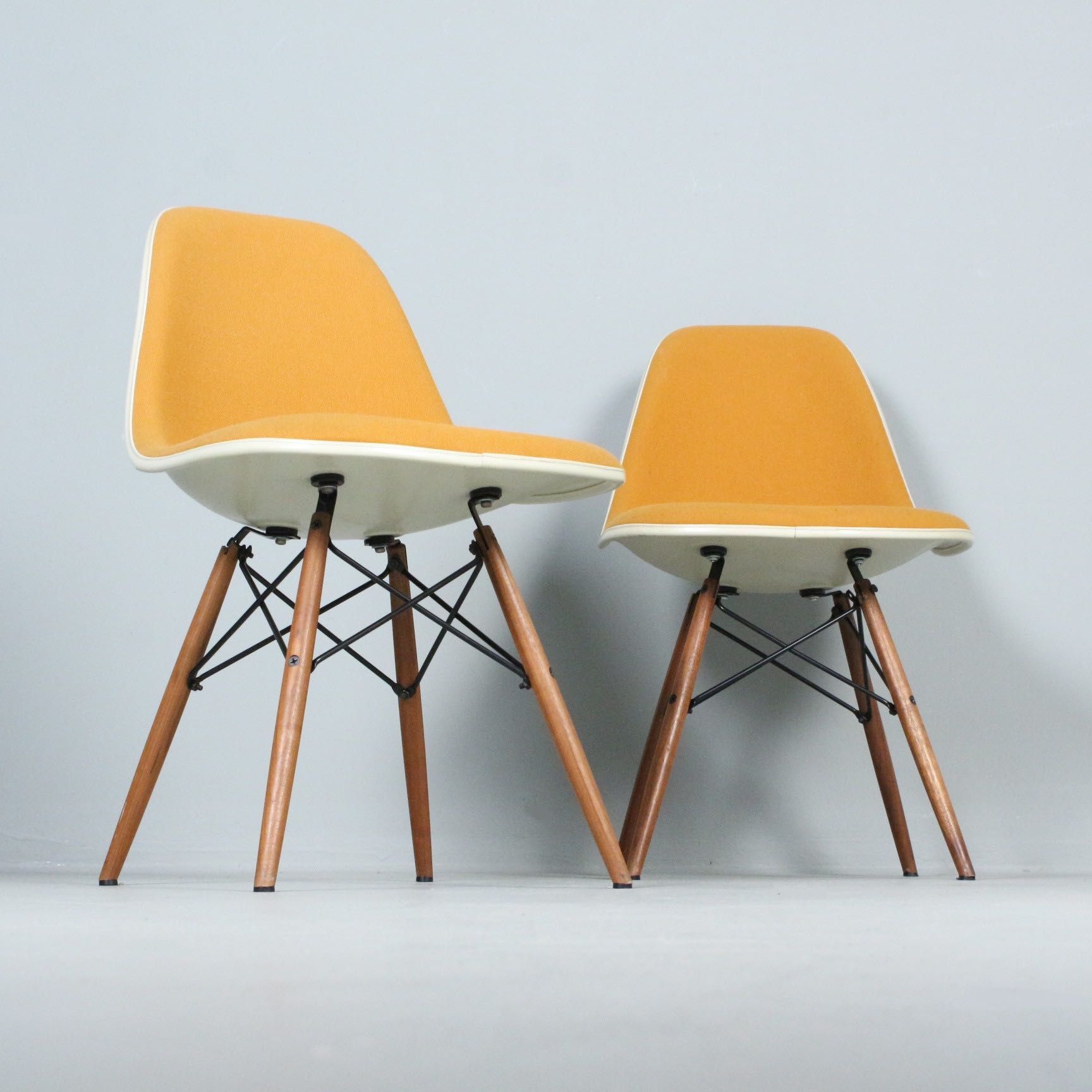 Para krzeseł Eames Herman Miller “model DSW”