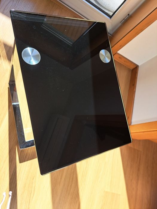 Mesa de vidro preto e pés inox