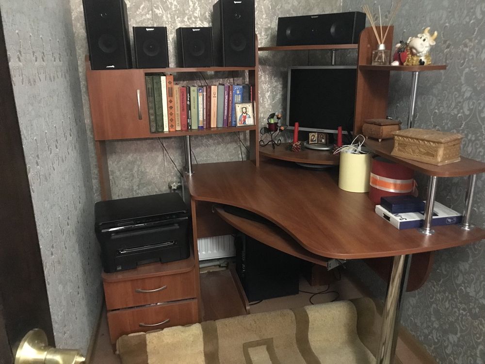 Компьютерно письменный стол