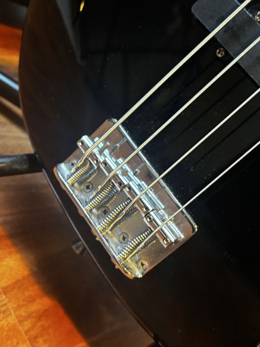 Gitara elektryczna basowa