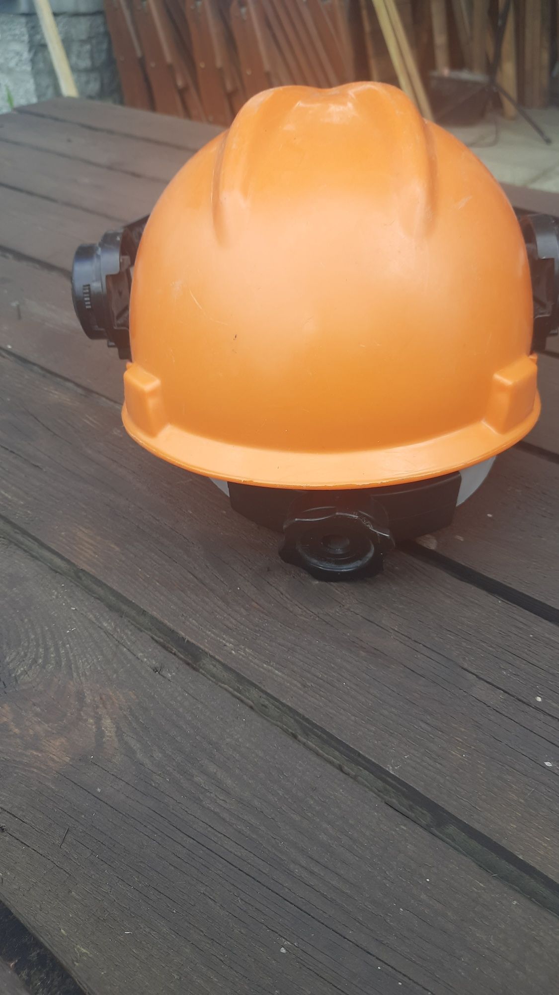 Kask ochronny z słuchawkami