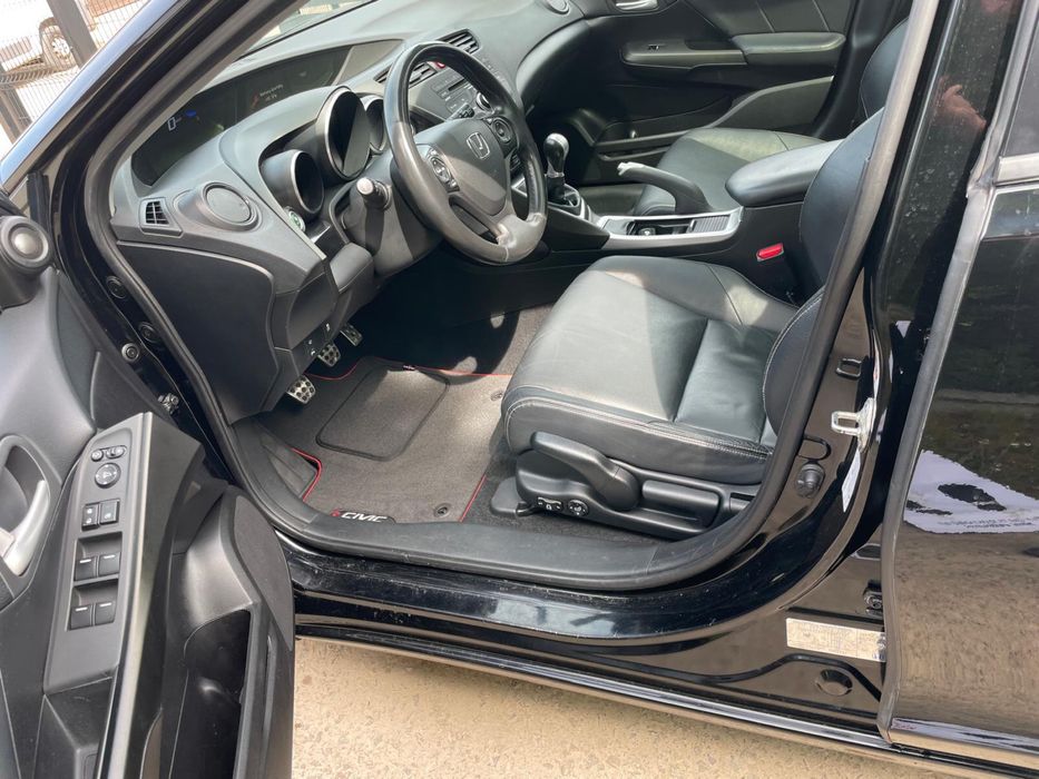 Honda CIVIC 1.8 xenon skóra doinwestowana
