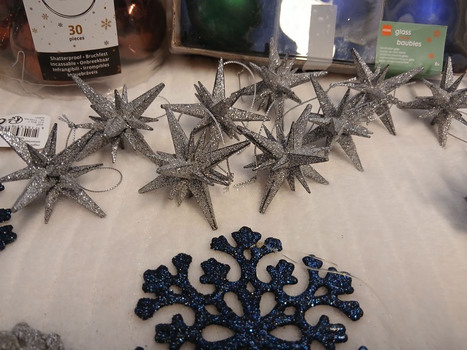 Новорічні іграшки на ялинку