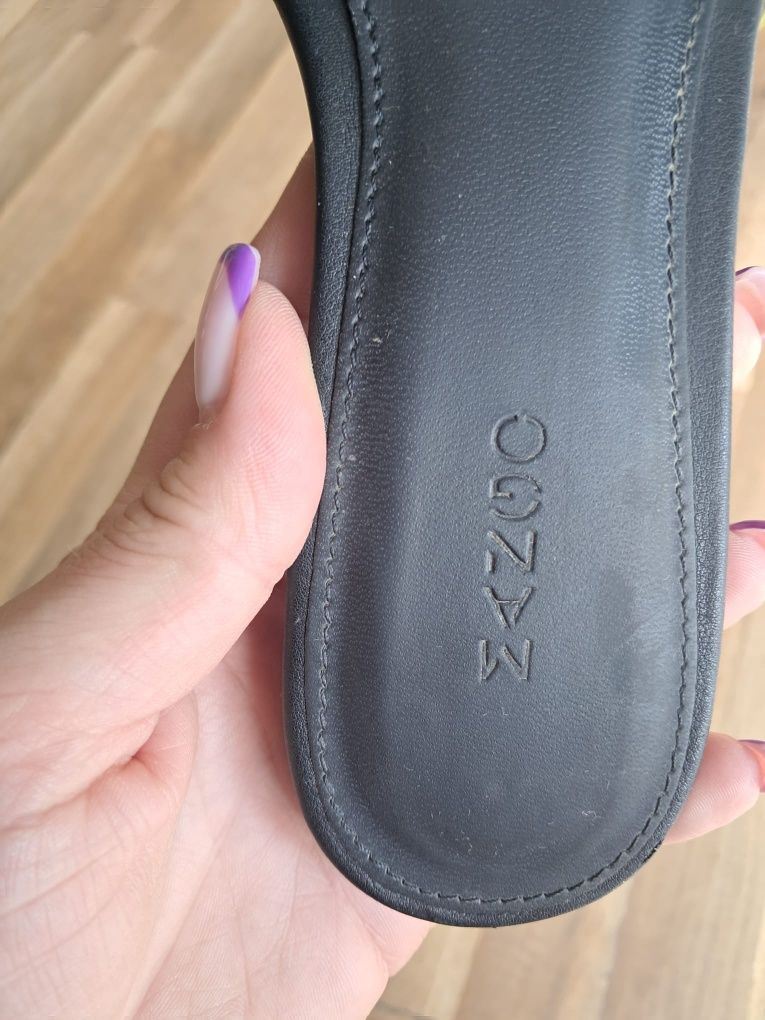 Klapki czarne skóra ekologiczna 38 kokardy 38 mango