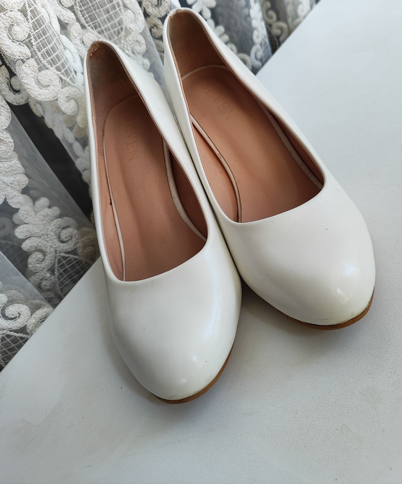 Продам туфлі білі жіночі 39 розмір