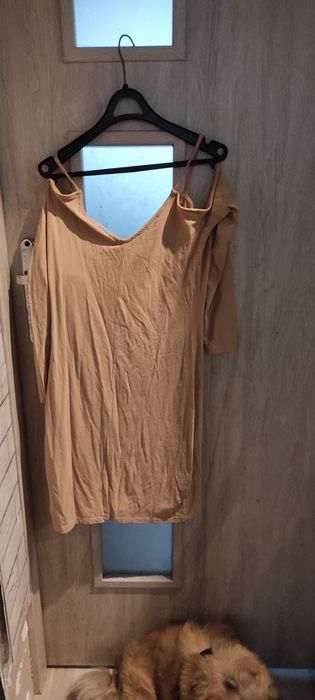 Sukienka kawowa bez ramion