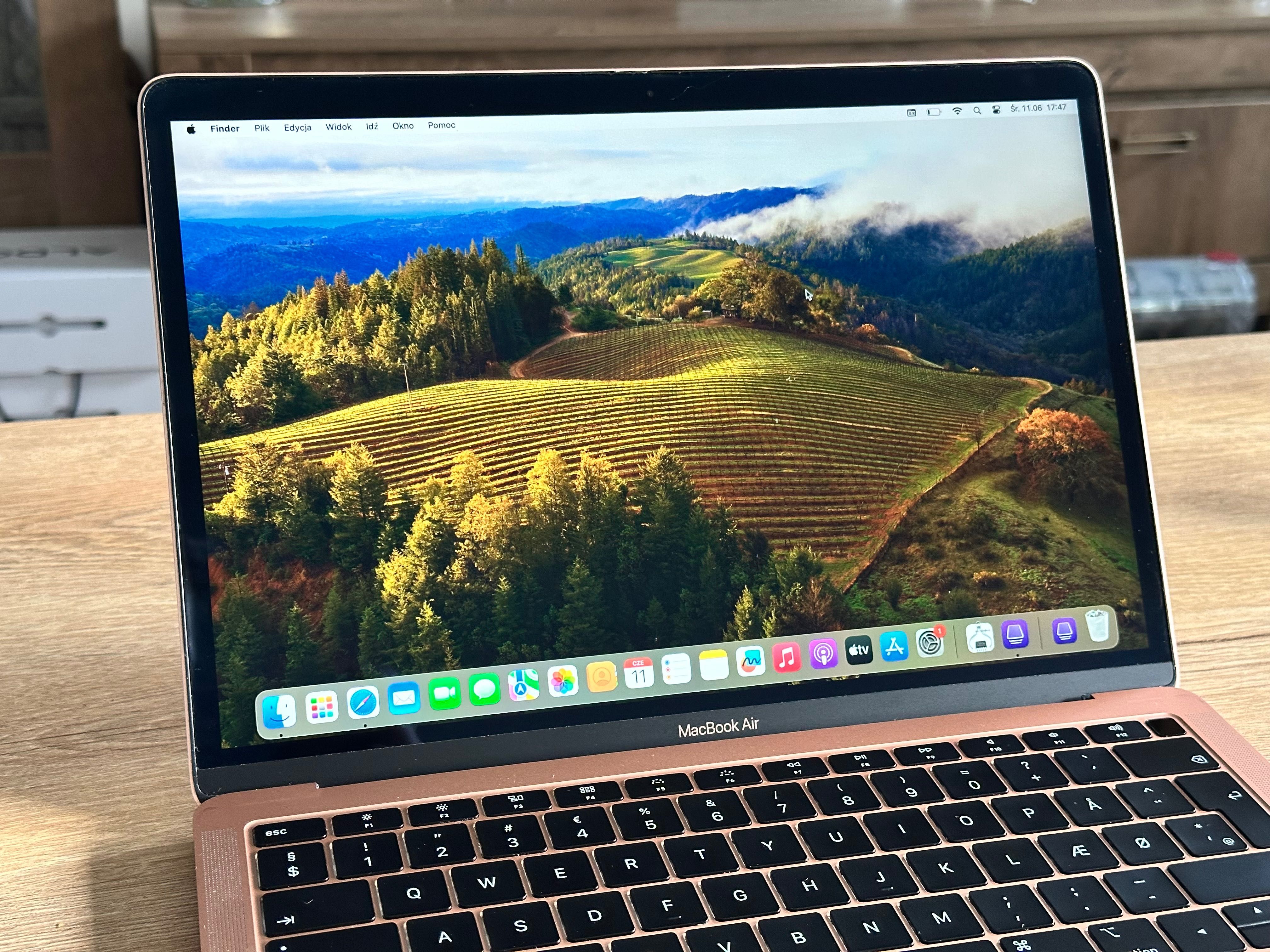 MacBook Air różowy